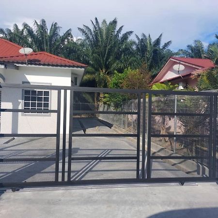 Cempaka Homestay Parit Raja Esterno foto