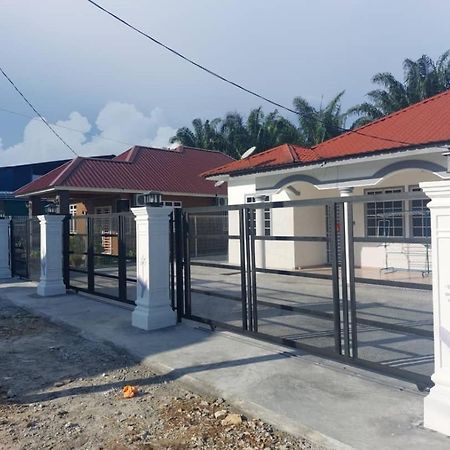 Cempaka Homestay Parit Raja Esterno foto