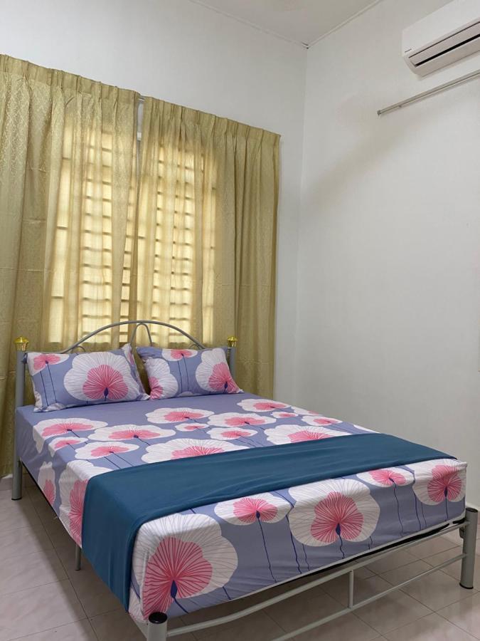 Cempaka Homestay Parit Raja Esterno foto