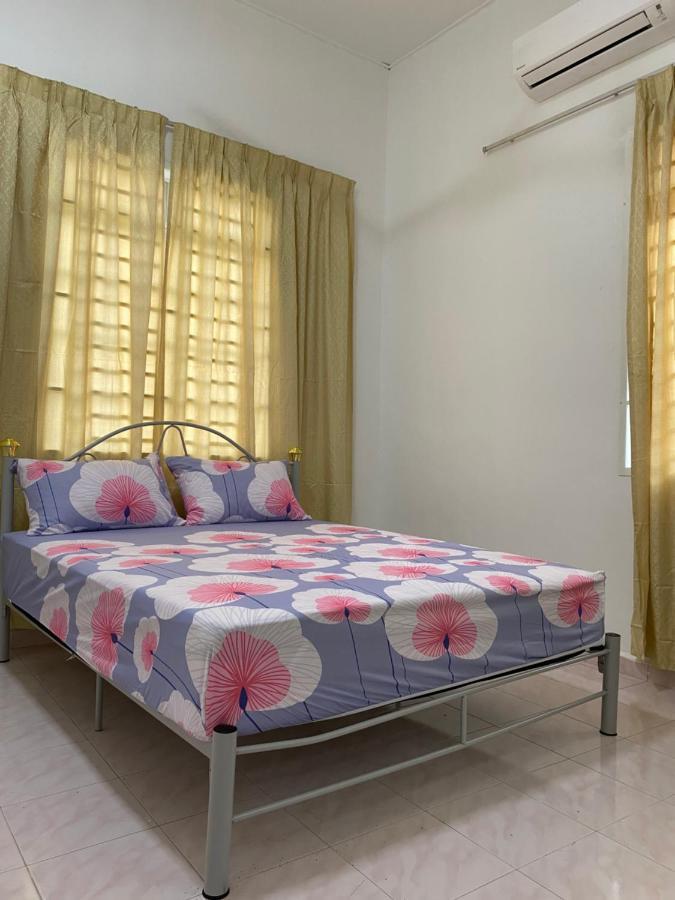Cempaka Homestay Parit Raja Esterno foto