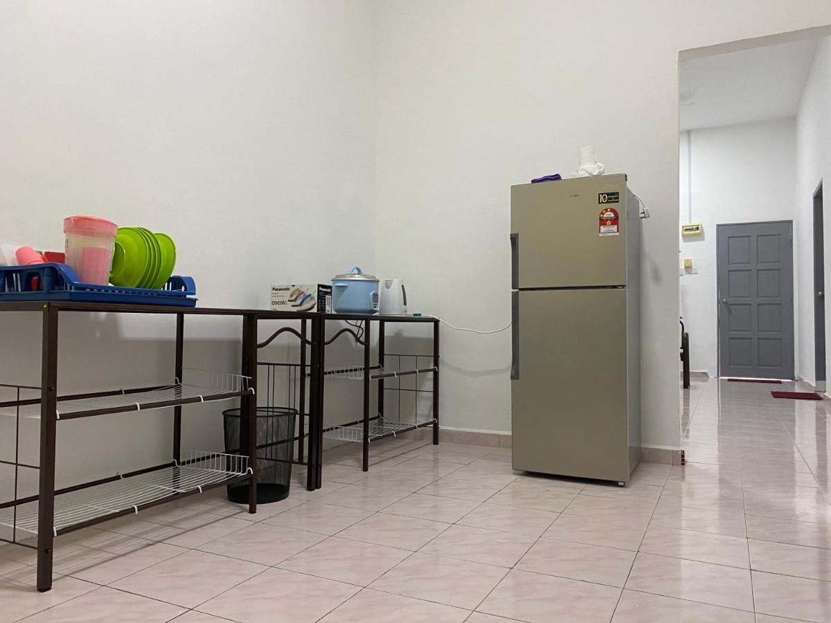 Cempaka Homestay Parit Raja Esterno foto