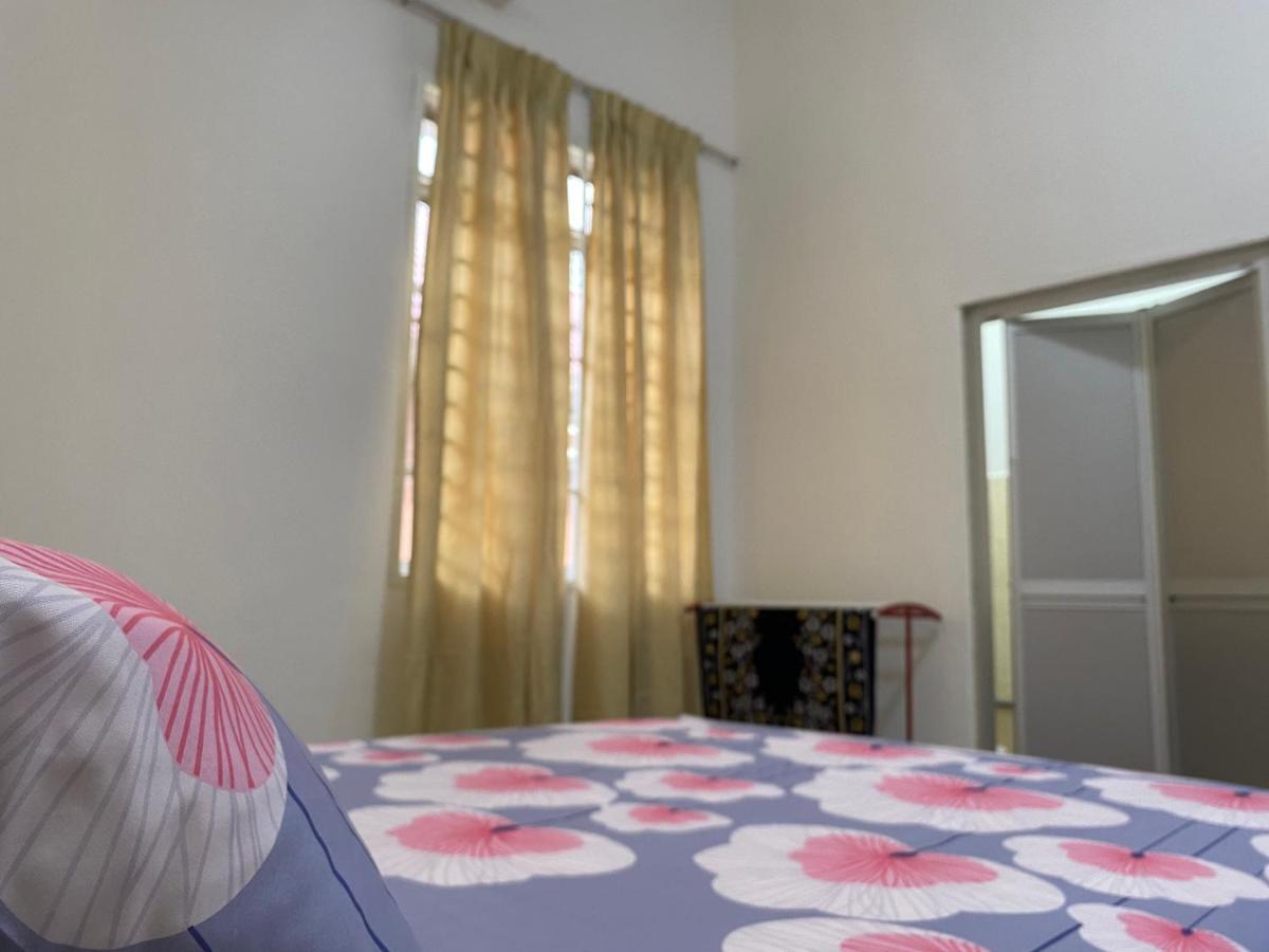 Cempaka Homestay Parit Raja Esterno foto