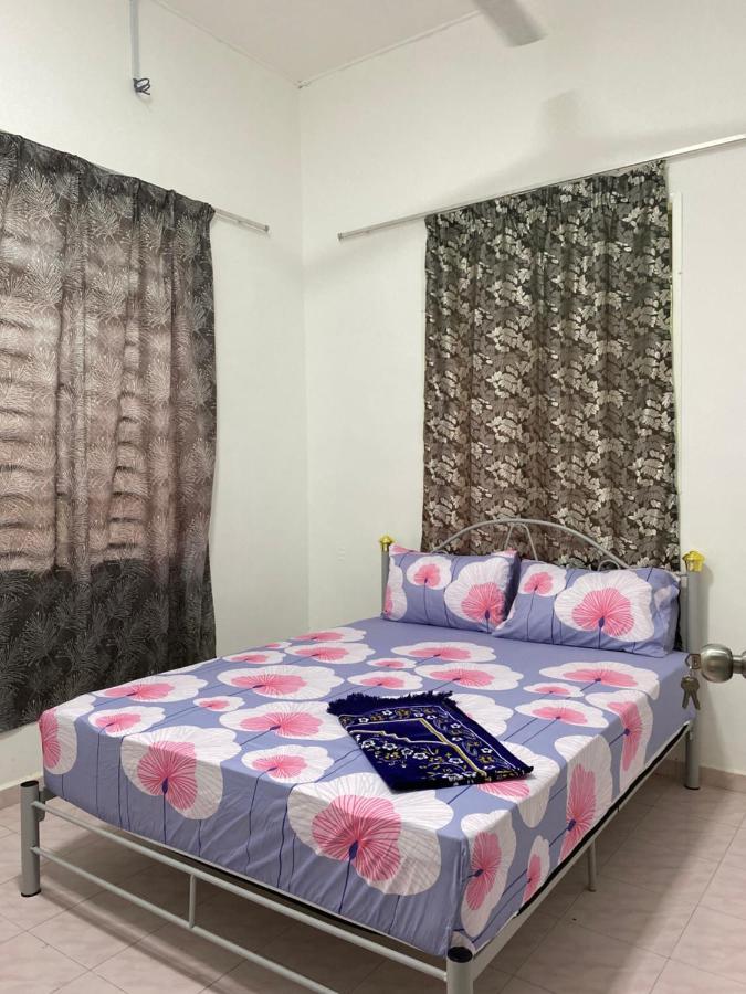 Cempaka Homestay Parit Raja Esterno foto