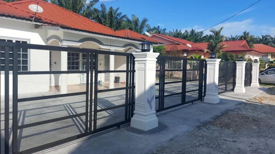 Cempaka Homestay Parit Raja Esterno foto