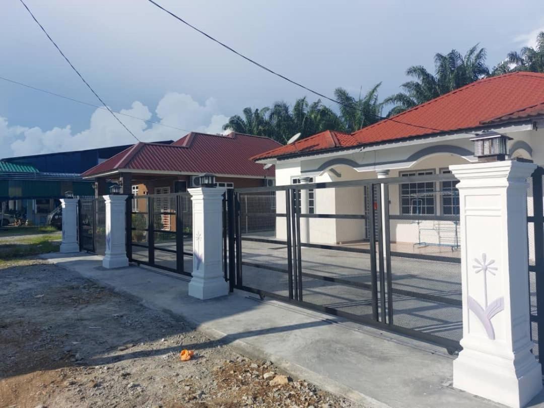 Cempaka Homestay Parit Raja Esterno foto